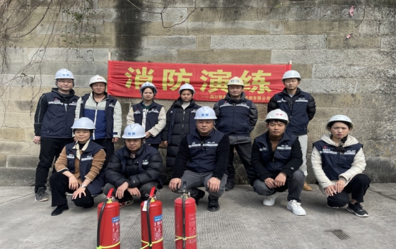 　　為進(jìn)一步提高公司員工消防安全意識及火災(zāi)應(yīng)急處置能力，加強(qiáng)和規(guī)范本公司消防管理，預(yù)防和減少火災(zāi)危害。3月18日，公司組織開展消防安全知識培訓(xùn)演練。　　通過采取消防安全知識講解、火災(zāi)視頻播放、最新火災(zāi)案例講解分析、消防器材操作培訓(xùn)、現(xiàn)場提問等多種方式傳授消防知識，讓所有參會員工學(xué)到了更多有關(guān)火災(zāi)的預(yù)防知識以及火情發(fā)生后的自救、逃生知識。本次學(xué)習(xí)使大家對消防安全管理工作責(zé)任的重要性和消防培訓(xùn)工作的重